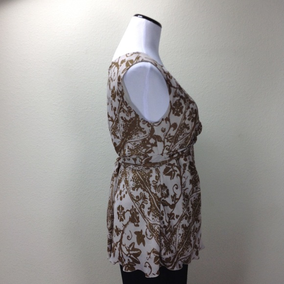 Violet & Claire Tan & CreM Sleeveless V-ne… - Picture 4 of 7